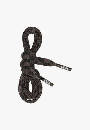 Czarno-szaro paskowane sznurowadła Vans zwinięte z widocznymi logo agletami na białym tle.