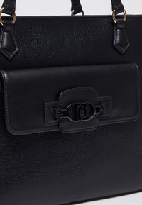 Borsa a tracolla nera in pelle con finitura testurizzata, dotata di una pattina anteriore con chiusura, dettagli in hardware color oro e doppi manici superiori.
