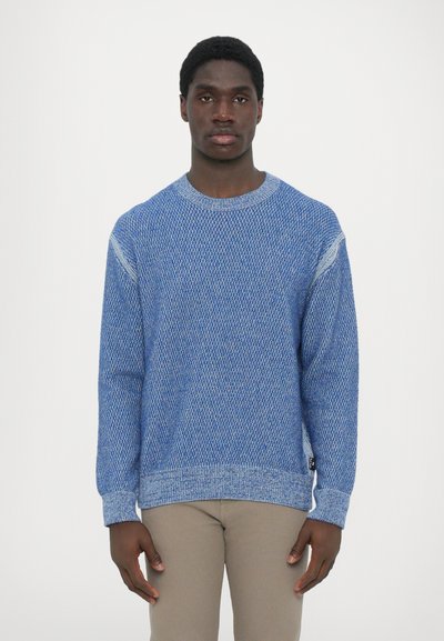 Blå strikket sweater med et tekstureret mønster, ribbet halsudskæring og manchetter. Designet med en afslappet pasform og sideetiketdetalje.
