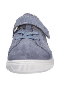 Sneaker in camoscio grigio con una fascia in velcro, cuciture rosa e lacci blu. Presenta una suola in gomma bianca con una texture a righe.