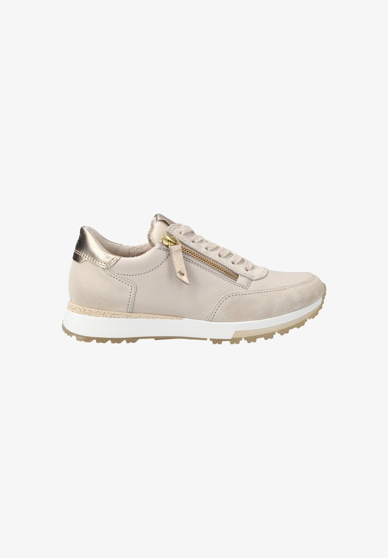 Beige Leder-Sneaker mit strukturiertem Finish, metallischen goldenen Akzenten, einem dekorativen seitlichen Reißverschluss und einer weißen Gummisohle mit rutschfester Musterung.