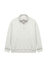 Lys grå fleece sweatshirt med en kvart lynlås, høj krave og en front kangaroo-lomme. Har ribbestrikkede manchetter og kant.