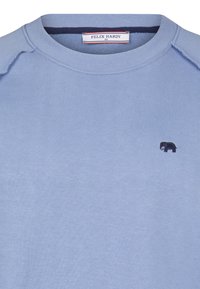 Felpa di cotone azzurro chiaro con collo rotondo a costine e piccolo logo di un elefante nero sul petto. Texture liscia, design casual.