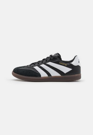 PREDATOR FREESTYLE INDOOR - Fotballsko innendørs - core black/footwear white/gold metallic