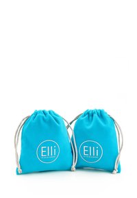 Toi turkise snørrede tasker lavet af blødt stof, med hvid "Elli by Julie & Grace" logo på hver taske. Glat tekstur og rund form.