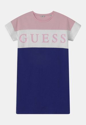 T-shirt kjole med farveblokke i pink, hvid og navy, med teksten "GUESS" på tværs af brystet i pink bogstaver.