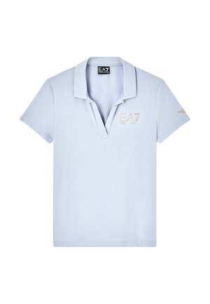 Polo celeste a maniche corte con colletto aperto, con logo EA7 Emporio Armani sul petto e un piccolo emblema sulla manica sinistra.