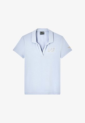 Polo celeste a maniche corte con colletto aperto, con logo EA7 Emporio Armani sul petto e un piccolo emblema sulla manica sinistra.