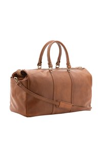 Bruine leren duffel bag met dubbele handvatten aan de bovenkant en een verstelbare schouderriem, voorzien van een ritsafsluiting en subtiele stikseldetails.