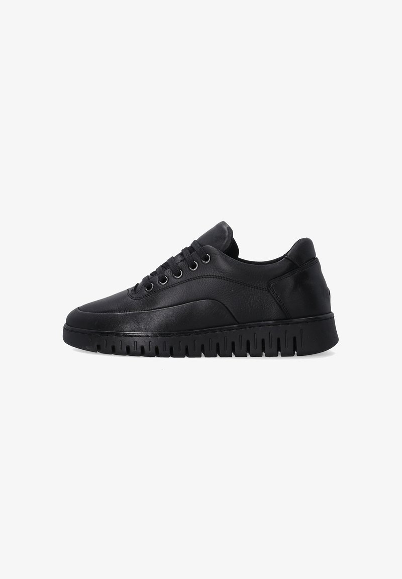 Zwarte leren sneaker met een ronde neus, gevoerde kraag en dikke rubberen zool met horizontale uitsparingen. Een schoon, minimalistisch ontwerp.