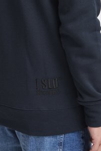 Marineblå sweatshirt med ribbet kant og manchetter, med præget branding på bagens nederste venstre side, inklusive "SLD" og "Siden 1993."