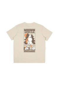 Beige puuvillatee, jossa on retrotyylinen "Moomin Hiking Club" -grafiikka, jossa on hahmoja, puita ja oranssi aurinko. Rentoa istuvuutta, lyhyet hihat.