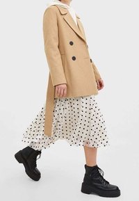 Stradivarius Abrigo corto - beige