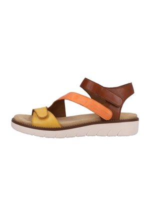 Sandales pour femmes avec trois brides en cuir jaune, orange et marron, avec une semelle intérieure rembourrée et une semelle blanche texturée.