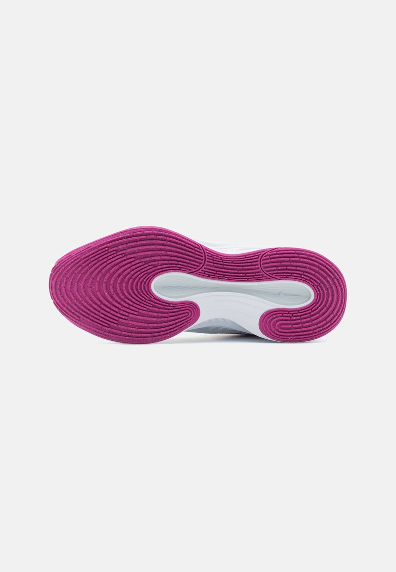 Semelle de chaussure avec un design texturé ; principalement en caoutchouc violet avec des sections blanches. Présente des rainures concentriques pour une meilleure adhérence.