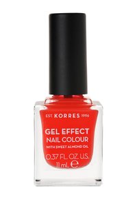 Korres gel-effekt nagellack i klar röd färg. Fyrkantig glasflaska med svart kork, märkt med produktnamn och volym. 11 ml storlek.