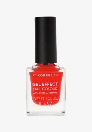 Smalto Korres effetto gel di colore rosso brillante. Bottiglia di vetro quadrata con tappo nero, etichettata con nome del prodotto e volume. Dimensione 11 ml.