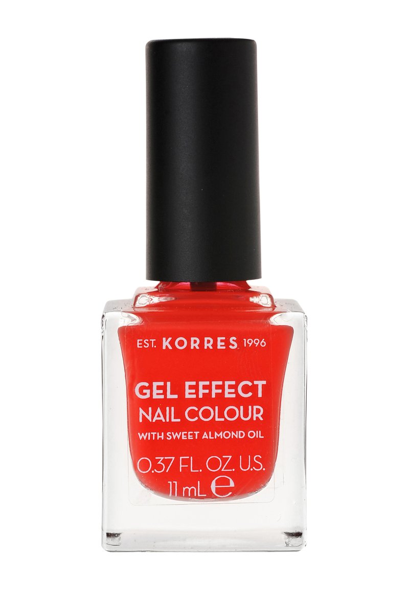 Korres gel-effekt nagellack i klar röd färg. Fyrkantig glasflaska med svart kork, märkt med produktnamn och volym. 11 ml storlek.
