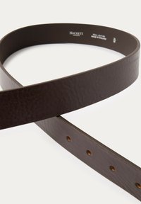 Brun läderbälte med texturerad yta, slät design, fem justeringshål och minimal varumärkesprofilering på insidan.