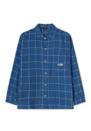 Blauw overhemd met lange mouwen, knopen en een wit geruit patroon, met een zak aan de linkerkant van de borst voorzien van een klein wit logo.