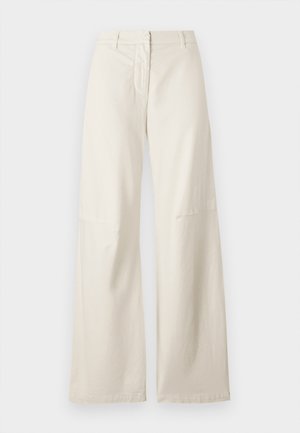 Weite Hose aus cremefarbenem Baumwollstoff. Merkmale sind eine hohe Taille, ein strukturiertes Design und minimale Nahtdetails. Flatter Vorderseite mit Taschen.