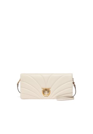 Clutch rettangolare in pelle trapuntata color crema con ornamento a forma di ape dorata e cinturino da polso staccabile, posizionata su sfondo bianco.