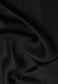 Mustarine ribbed fabric, millel õrnate vertikaalsete joonte ja kerge läikega. Materjal näeb välja pehme ja paindlik.