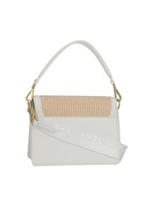 Weiße Kunstleder-Handtasche mit einem gewebten beigen Einsatz, goldfarbenen Beschlägen und einem abnehmbaren Schultergurt, auf dem der Markenname in Weiß prangt.