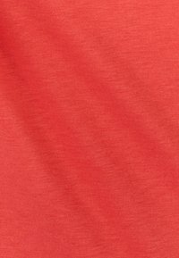 Rode katoen stof met een gladde textuur en een lichte gemêleerde patroon. Het materiaal lijkt lichtgewicht en flexibel, geschikt voor casual kleding.