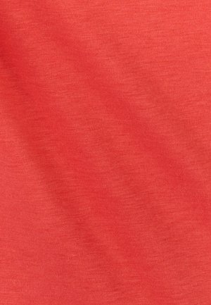 Tejido de algodón rojo con una textura suave y un ligero patrón jaspeado. El material parece ligero y flexible, adecuado para vestir de forma casual.