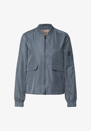 Giacca bomber grigia chiara con una texture lucida e liscia. Presenta una chiusura con zip, tasche laterali e polsini elasticizzati per un look aderente.