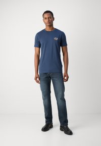 Lindbergh EMBROIDERY TEE - Marškinėliai su spaudiniu - dark blue