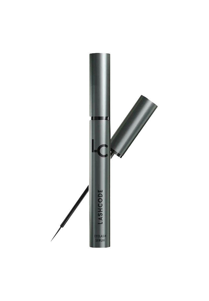 Siero per ciglia Lashcode in un tubo metallico grigio, con un pennellino applicatore sottile. Presenta un design elegante e un testo nero audace sul davanti.