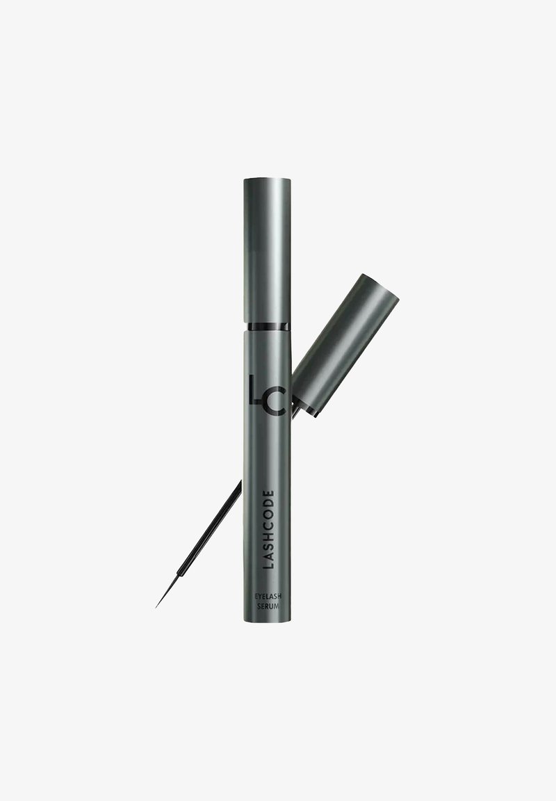 Siero per ciglia Lashcode in un tubo metallico grigio, con un pennellino applicatore sottile. Presenta un design elegante e un testo nero audace sul davanti.