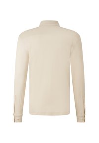 Beige langemouw polo shirt met een platte kraag, knoopmanchetten en een gladde textuur. Eenvoudig ontwerp zonder zichtbare patronen of accenten.