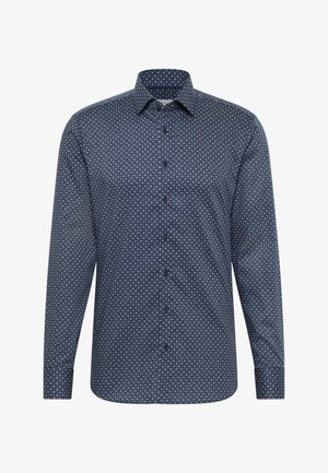 Chemise à manches longues bleu marine avec un motif géométrique blanc et bleu clair, col boutonné et boutons foncés sur le devant.
