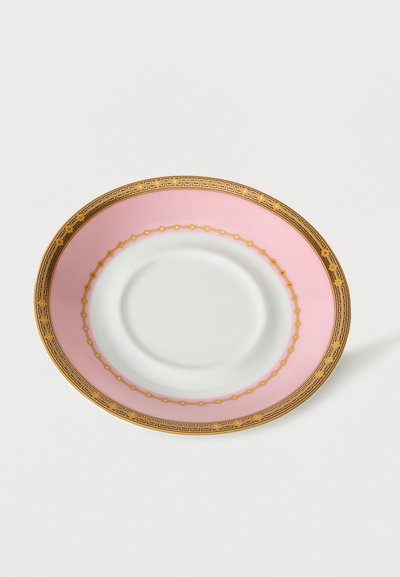 Λευκό κεραμικό πιάτο με ροζ κέντρο, χρυσά γεωμετρικά και ανθικά διακοσμητικά μοτίβα στην περίμετρο, τοποθετημένο σε απλό ανοιχτό φόντο.