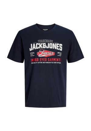 Marineblaues Jack & Jones T-Shirt mit weißem und rotem Text „Trademark Jack & Jones Superior Indigo Dyed Garments“ auf der Vorderseite.
