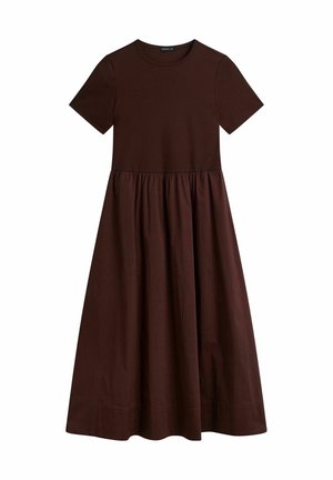 Brun midi-kjole med korte ærmer, med rynket talje og rund halsudskæring, lavet af blødt, let stof.