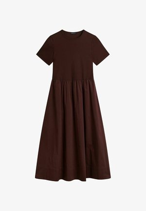 Brązowa sukienka midi z krótkim rękawem, z marszczoną talią i okrągłym dekoltem, wykonana z miękkiego, lekkiego materiału.