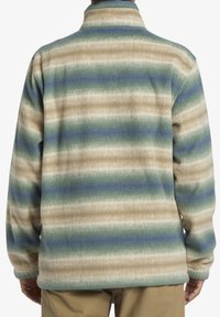 Pull en polaire rayé horizontal beige, vert et bleu. Caractéristiques : col montant et texture douce. Design minimaliste, coupe décontractée.