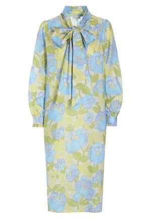 Midi-kjole med lange ærmer i blå og grøn blomsterprint, med højt krave og stor bue bundet ved kraven.