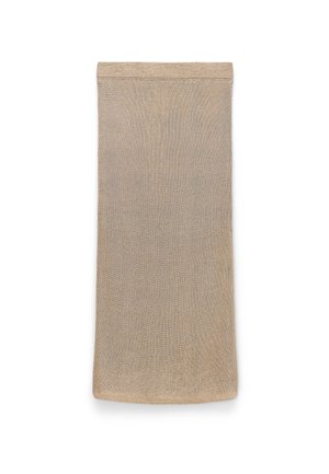 Beige geweven stoffen nekwarmer met een gladde textuur en gestikte randen, plat liggend tegen een witte achtergrond.