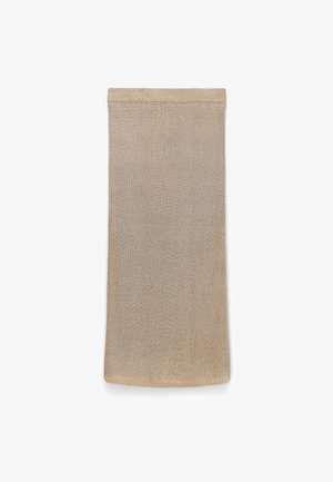 Beige geweven stoffen nekwarmer met een gladde textuur en gestikte randen, plat liggend tegen een witte achtergrond.