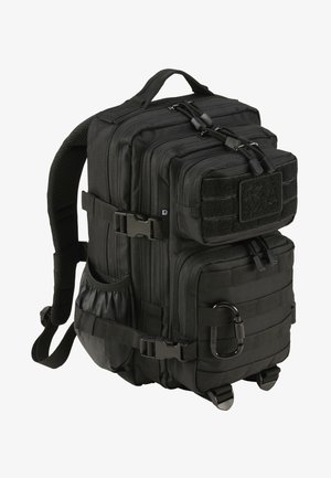 Zaino tattico nero con numerosi scomparti con zip, spallacci imbottiti e webbing MOLLE esterno per il fissaggio dell'attrezzatura. Materiale nylon resistente.
