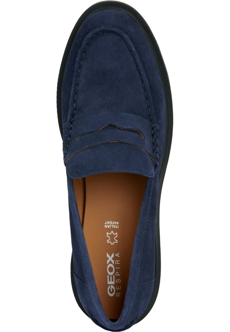 Granatowe zamszowe mokasyny z czarną podeszwą, brązowa skórzana wkładka z nadrukiem "GEOX RESPIRA ITALIAN PATENT" oraz przeszyty szczegół w kształcie portfela.