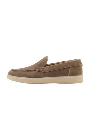 Mocassino marrone in camoscio senza lacci con suola in gomma beige e dettagli cuciti, mostrato di profilo su sfondo bianco.