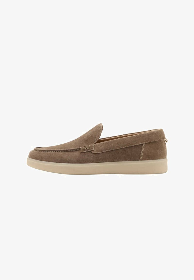 Mocassin marron en daim sans lacets avec semelle en caoutchouc beige et surpiqûres, vu de côté sur fond blanc.