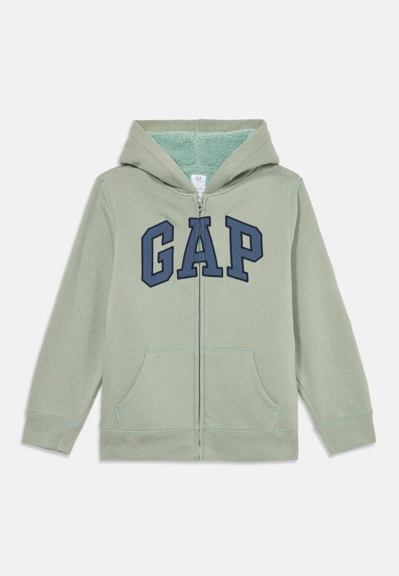 Lichtgroene rits hoodie met blauwe "GAP" letters op de borst, voorzakken en een fluffy binnenvoering in de capuchon.