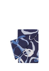 Sciarpa di cotone navy con motivi astratti blu e bianchi a spirale, con bordo sfrangiato, piegata con cura per mettere in mostra il suo design.